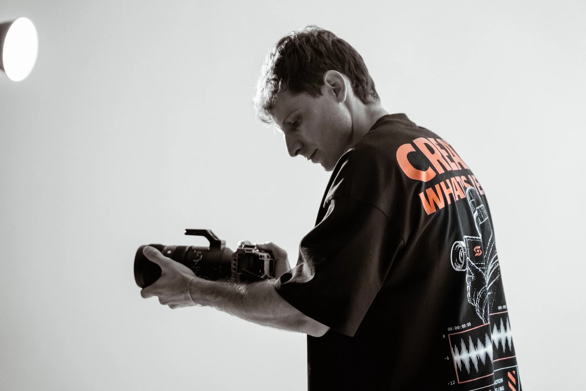 Filmmaker de STROBE preparando la cámara durante una producción