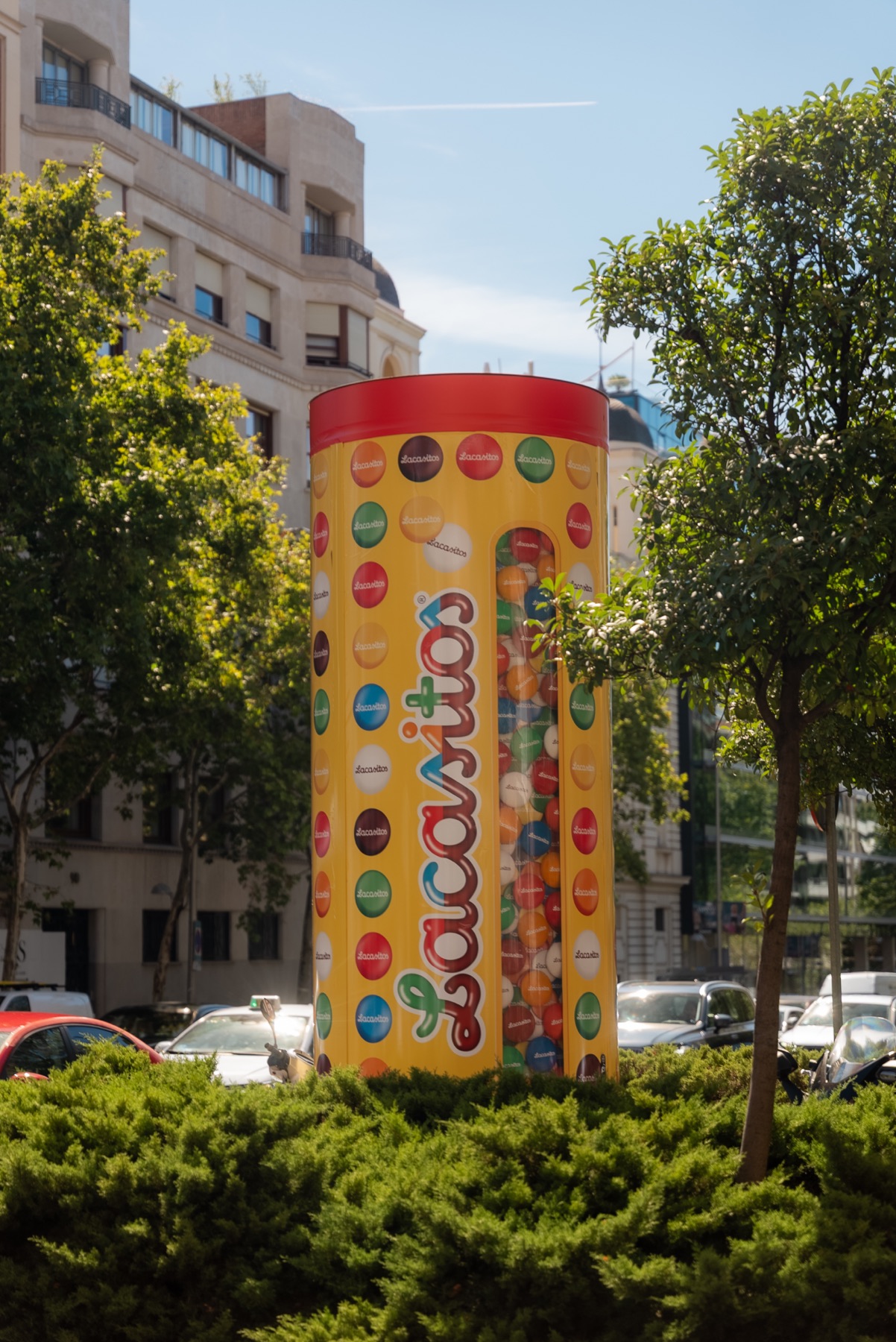 Instalación de Lacasitos junto a los jardines y edificios de Madrid
