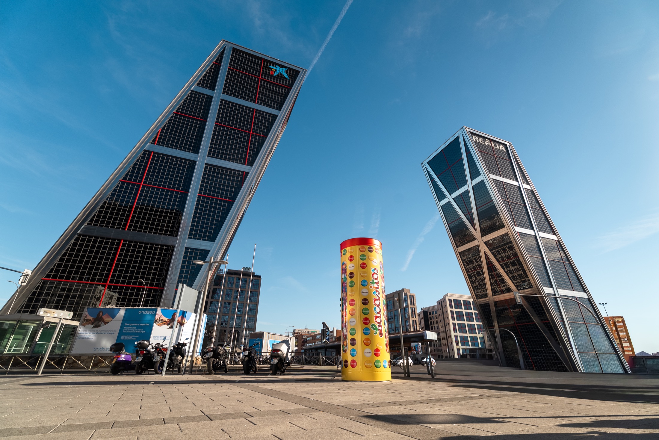 Tubo gigante de Lacasitos entre las torres KIO de Madrid
